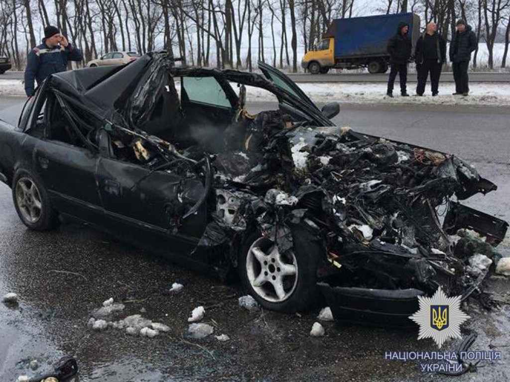 На Харьковщине Audi влетела в грузовик на обочине, четверо погибших (ФОТО)