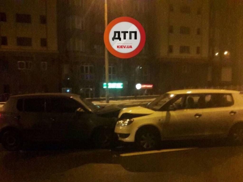 В Шевченковском районе Киева произошло лобовое ДТП, есть пострадавшие (ФОТО)