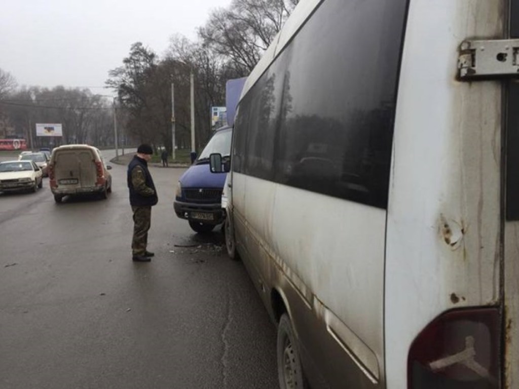 В Запорожье маршрутка врезалась в грузовик с военными (ФОТО)