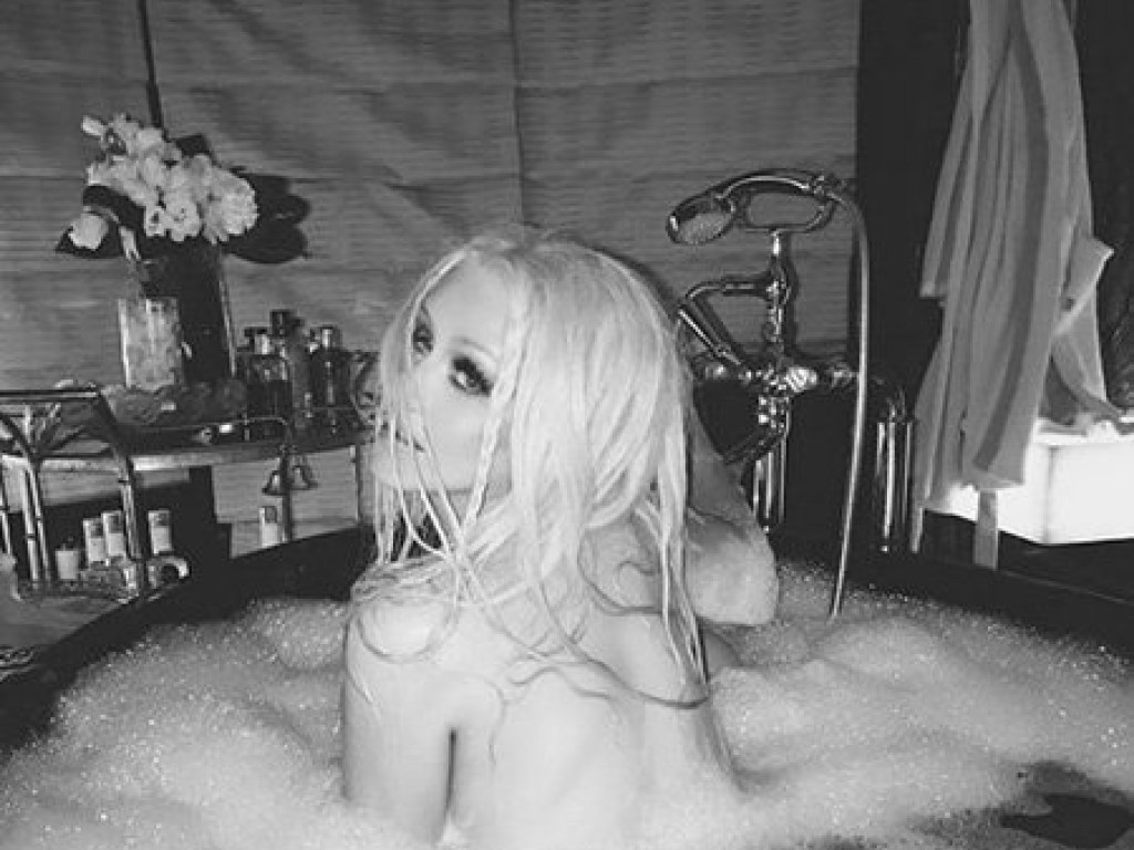 Кристина Агилера поделилась серией откровенных фотографий в ванной