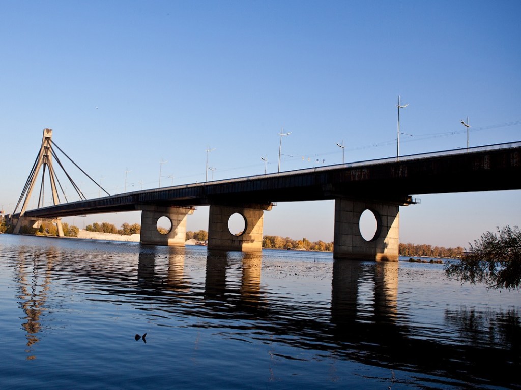 В Киеве частично ограничат движение на Московском мосту