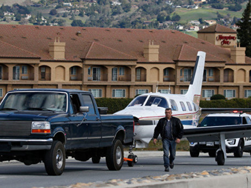 В Калифорнии самолет приземлился на оживленную трассу (ФОТО)
