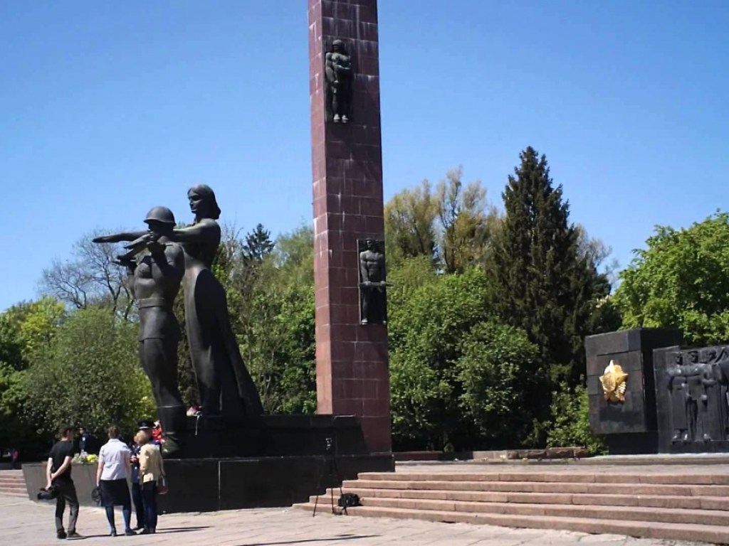 Власти Львова решили демонтировать 30-метровую стелу Монумента Славы
