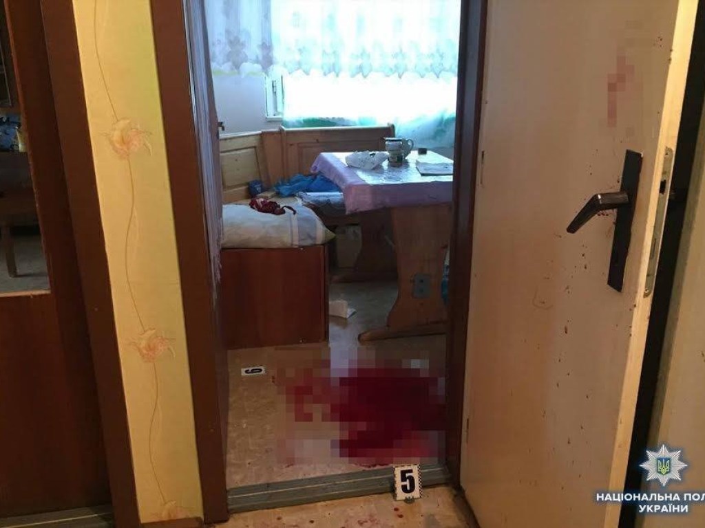 17-летняя жительница Ужгорода изрезала ножом родную тетю (ФОТО)