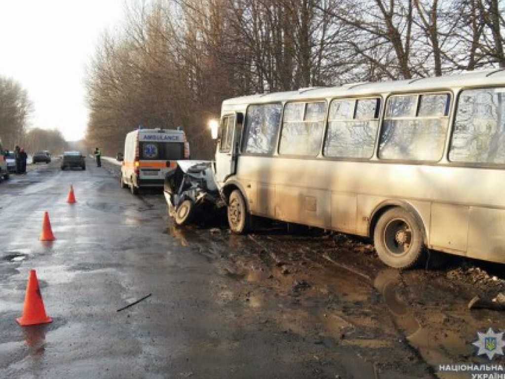 В Хмельницкой области автобус раздавил легковушку, есть погибшие (ФОТО)