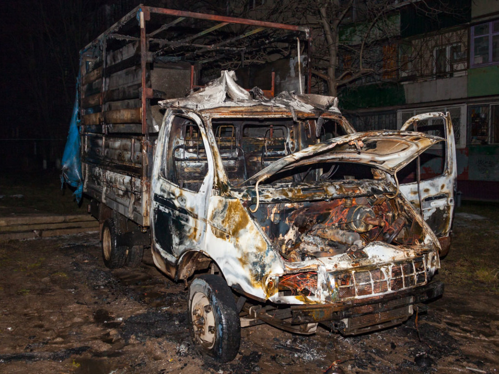 В Днепре возле жилого дома сгорел автомобиль «ГАЗель» (ФОТО)