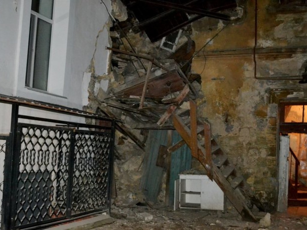 В Одессе обрушилась стена жилого дома (ФОТО)
