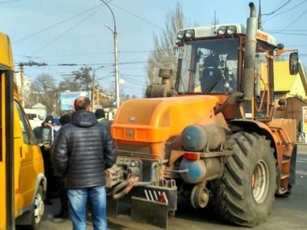 В Николаеве бульдозер протаранил автобус (ФОТО)