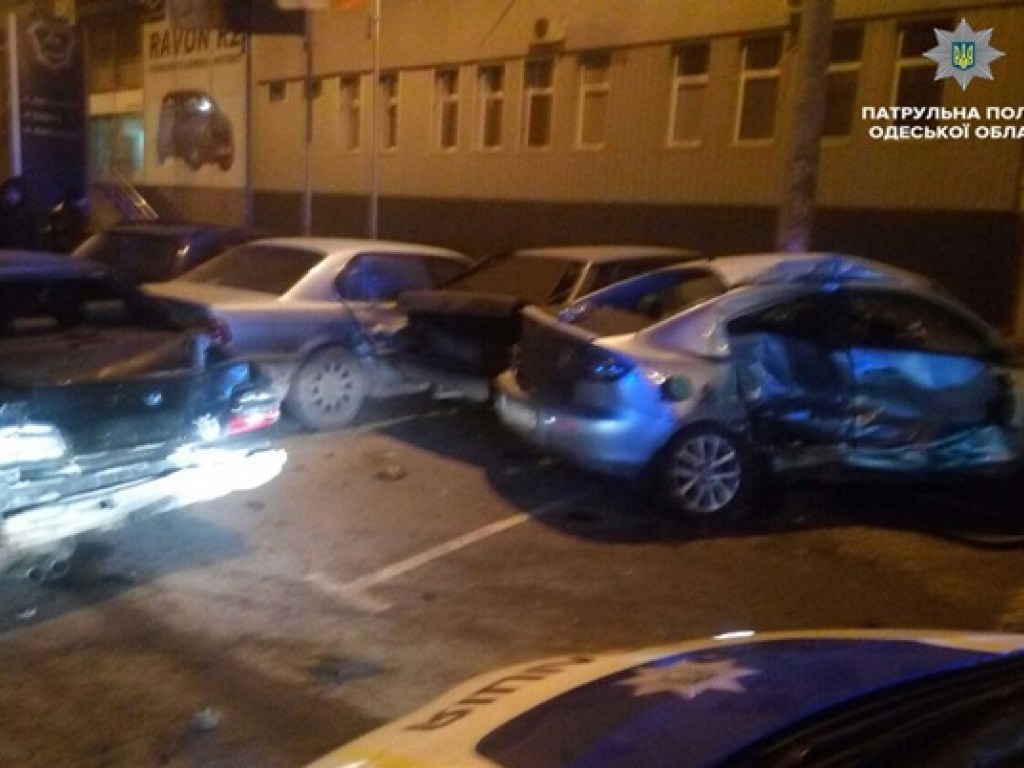 Пьяный водитель BMW повредил 6 машин в Одессе (ФОТО)
