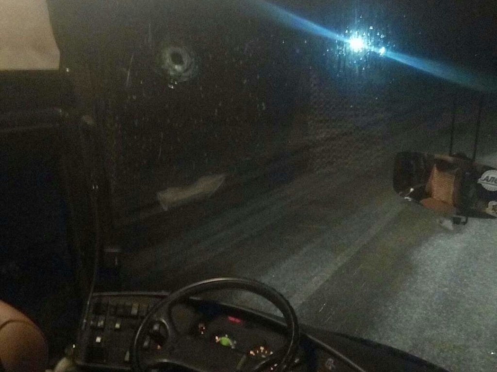 Пьяный мужчина бросил бутылку в лобовое стекло рейсового автобуса «Харьков-Купянск» (ФОТО)