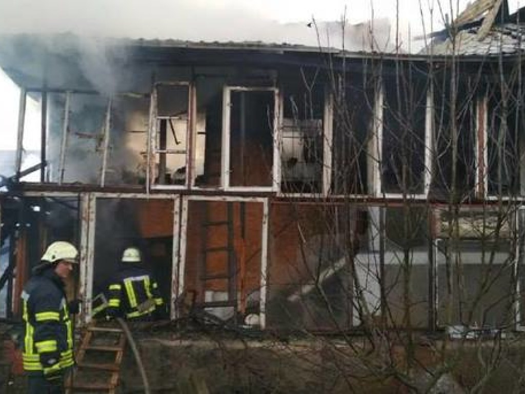 На Русановских садах в Киеве сгорел частный дом (ФОТО)