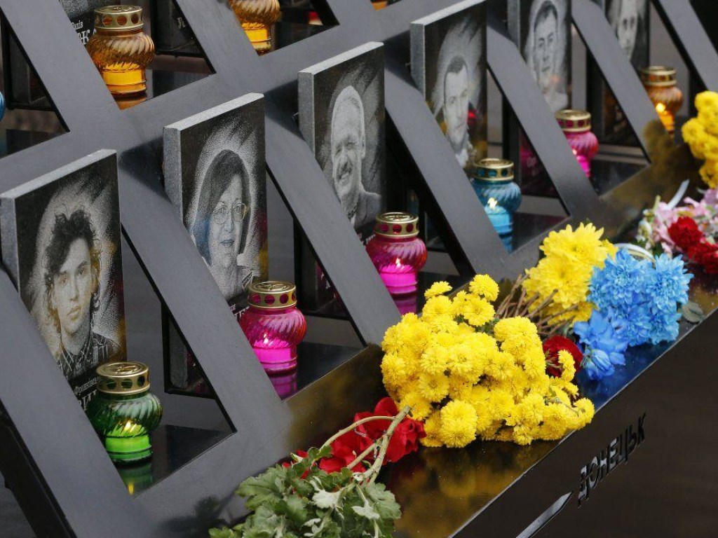 День памяти Героев Небесной сотни: в центре Киева тележурналисты попали в немилость у активистов (ВИДЕО)