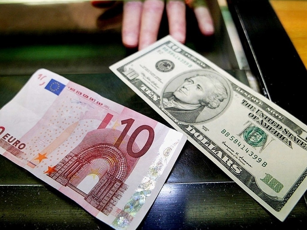 Курс доллара и евро в киевских обменных пунктах понизился
