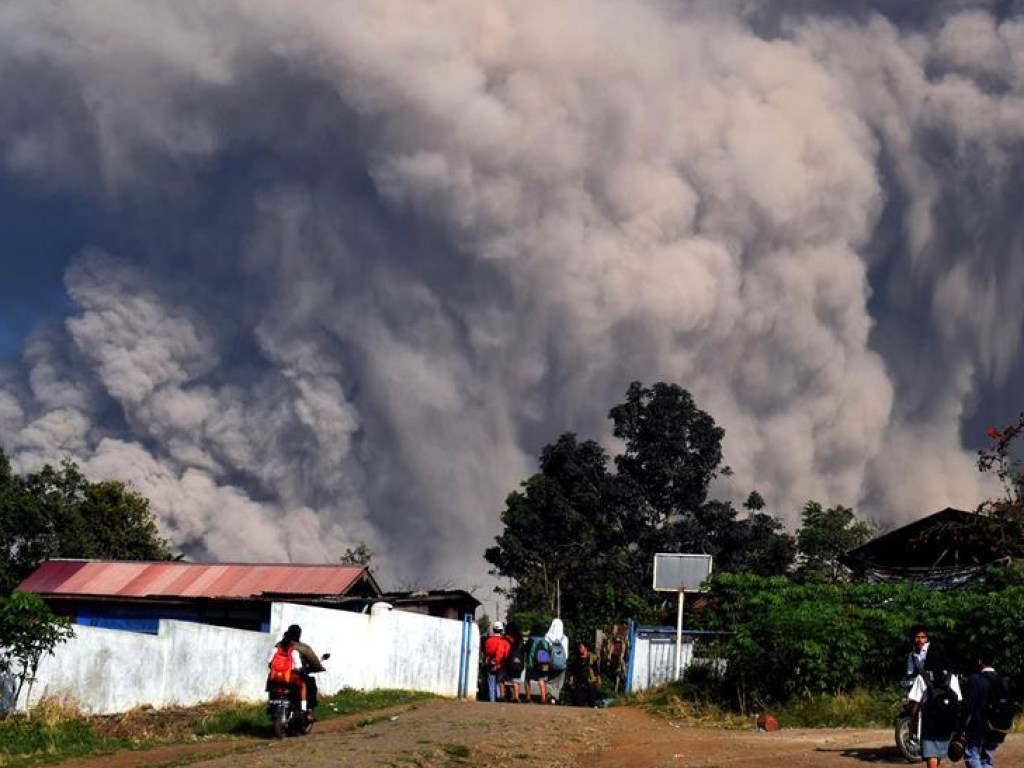 В Индонезии «проснулся» вулкан Синабунг (ФОТО)