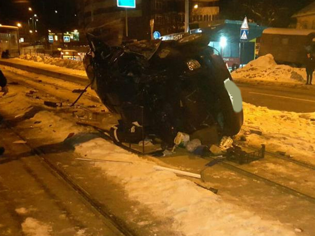 Во Львове в результате ДТП автомобиль перевернулся на крышу (ФОТО)