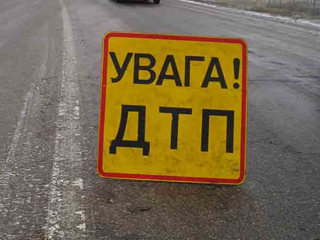 В Одессе трамвай сошел с рельсов и преградил дорогу (ФОТО)