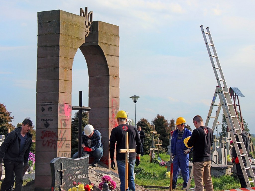За три года в Польше осквернили 15 украинских памятников