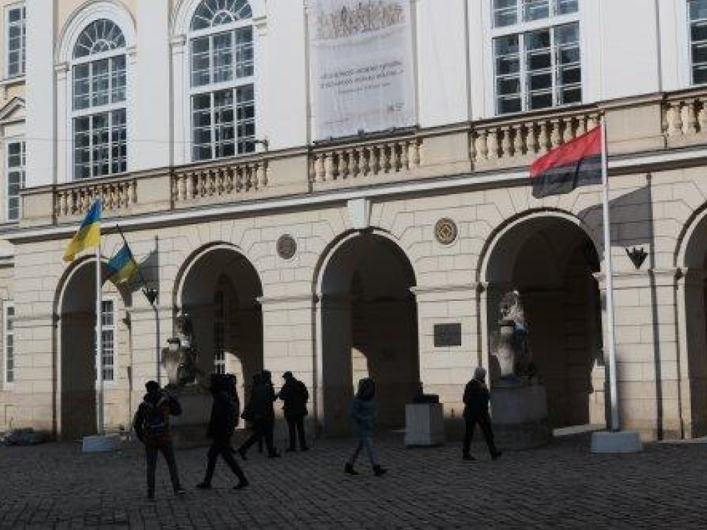 Во Львове перед горсоветом впервые вывесили бандеровский флаг (ФОТО)