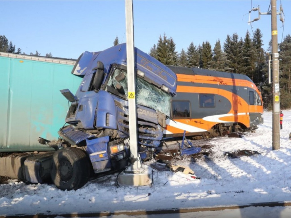 В Эстонии столкнулись поезд и грузовик, есть пострадавшие (ФОТО)