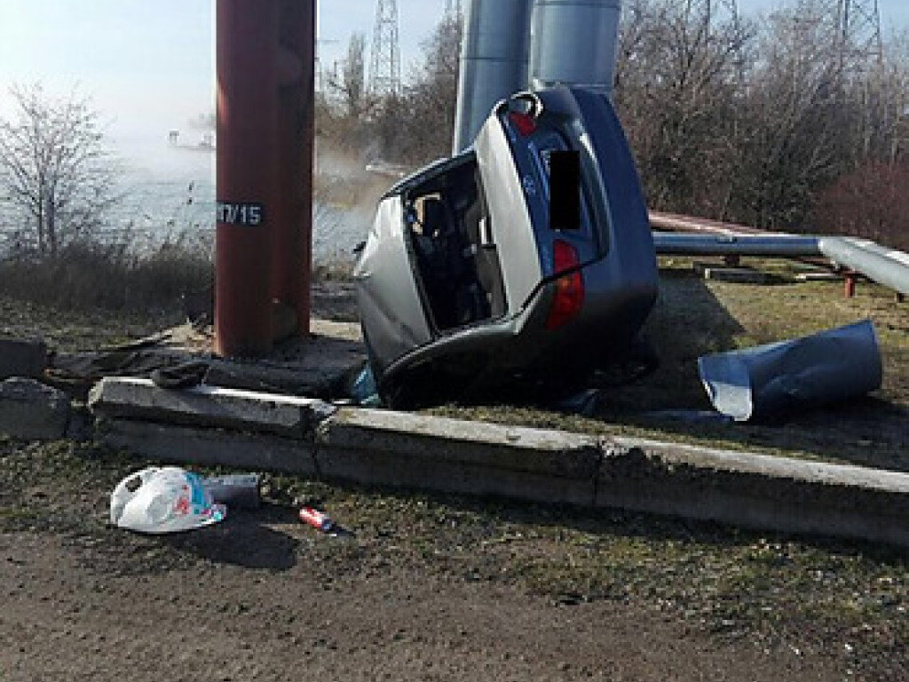 В Южноукраинске автомобиль врезался в трубу теплосети: один человек погиб, двое – получили травмы (ФОТО)