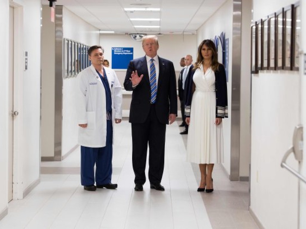 Мелания Трамп в белом платье от Ralph Lauren посетила больницу во Флориде (ФОТО)