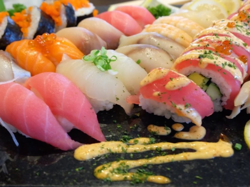Отравиться суши можно из-за слишком теплой рыбы в блюде &#8212; эксперт