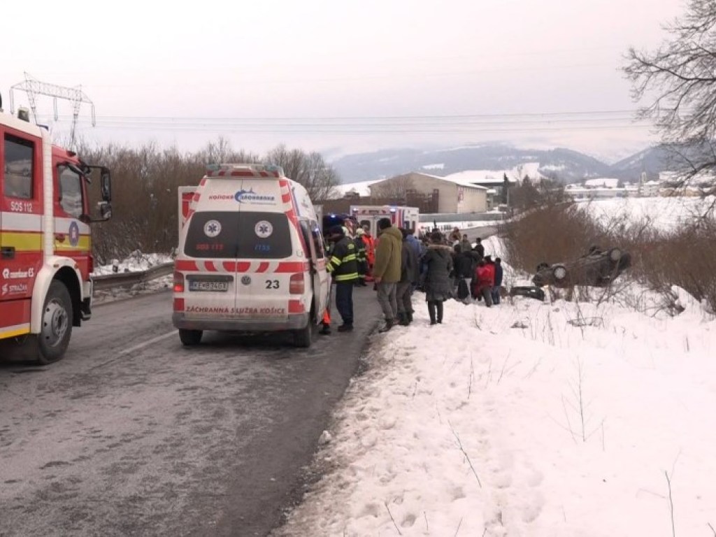 В Словакии автомобиль врезался в группу детей: 12 пострадавших (ФОТО)