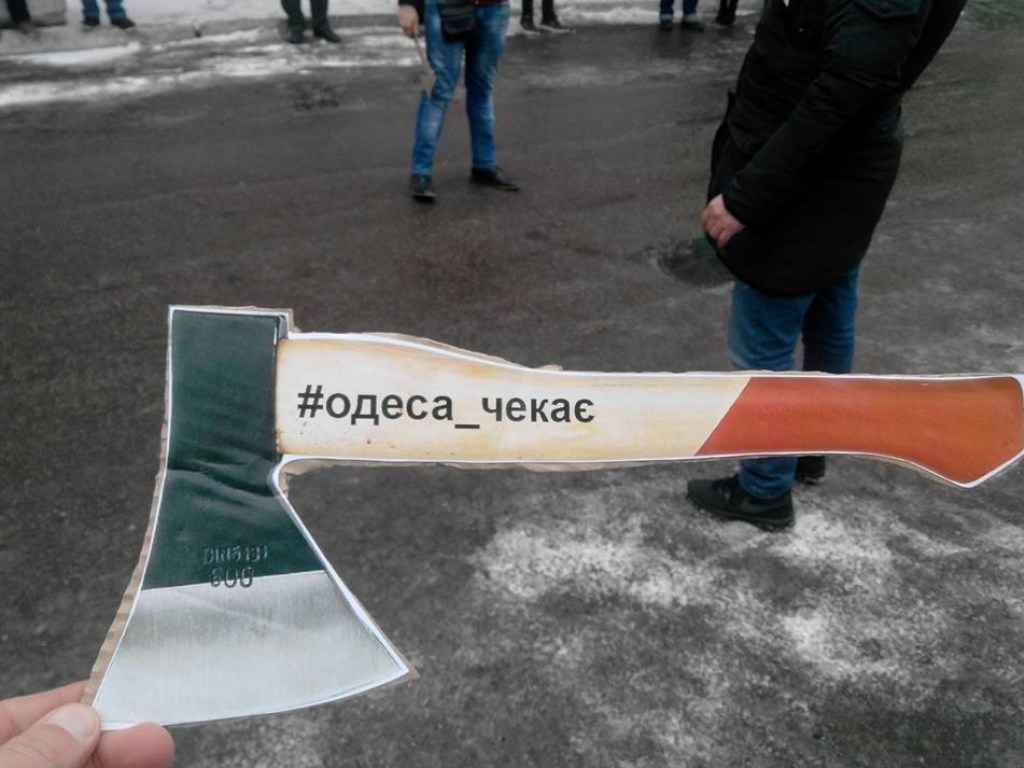 Суд над Трухановым: вместо титушек пришли активисты с картонными топорами (ФОТО)