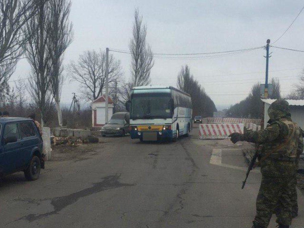 На блокпосте в Донецкой области загорелся автобус с пассажирами (ФОТО)