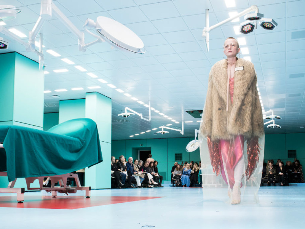 Российская модель после трепанации черепа вышла на подиум в Милане (ФОТО)