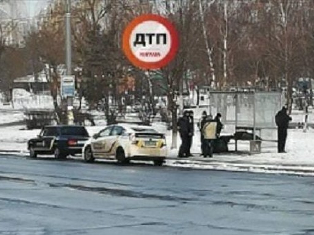 На остановке в Святошинском районе Киева обнаружили труп мужчины (ФОТО)