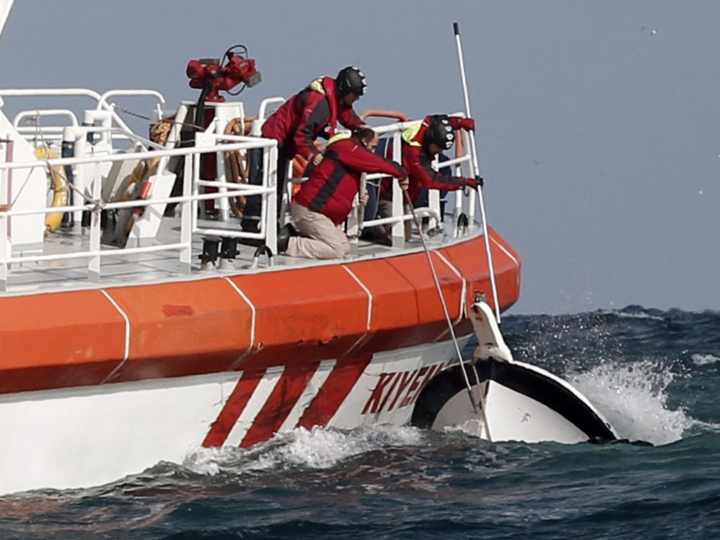 В водах Китая столкнулись два судна, одно из них затонуло