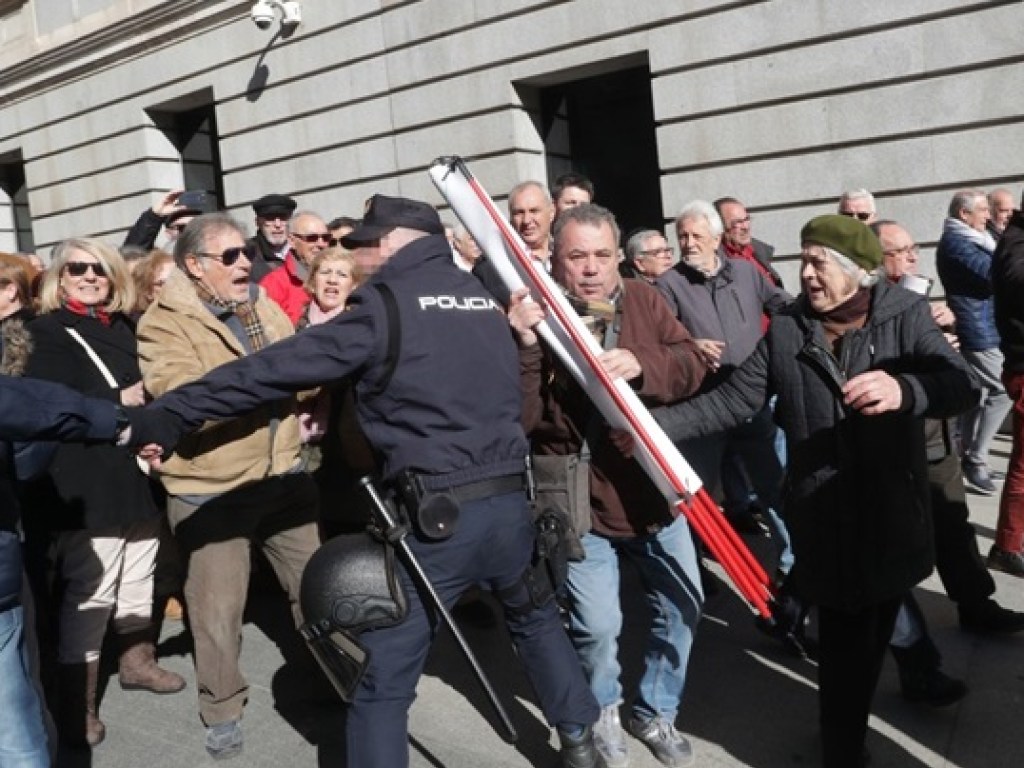 В Испании тысячи пенсионеров заблокировали вход в парламент: требуют повышения пенсий (ФОТО, ВИДЕО)