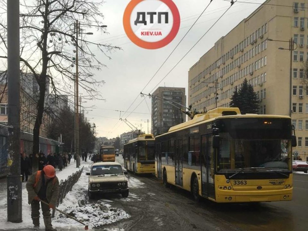 В Соломенском районе Киева из-за ДТП на время было парализовано движение троллейбусов (ФОТО)