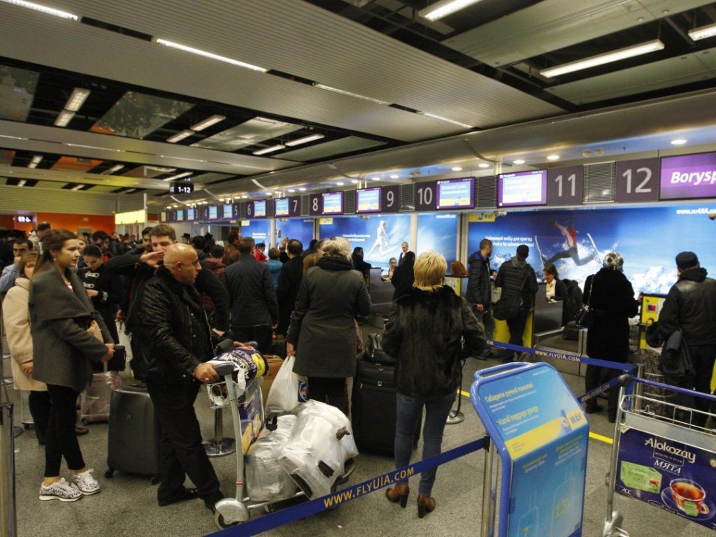 «Рейд» сотрудников киевского аэропорта по сумкам пассажиров попал на видео