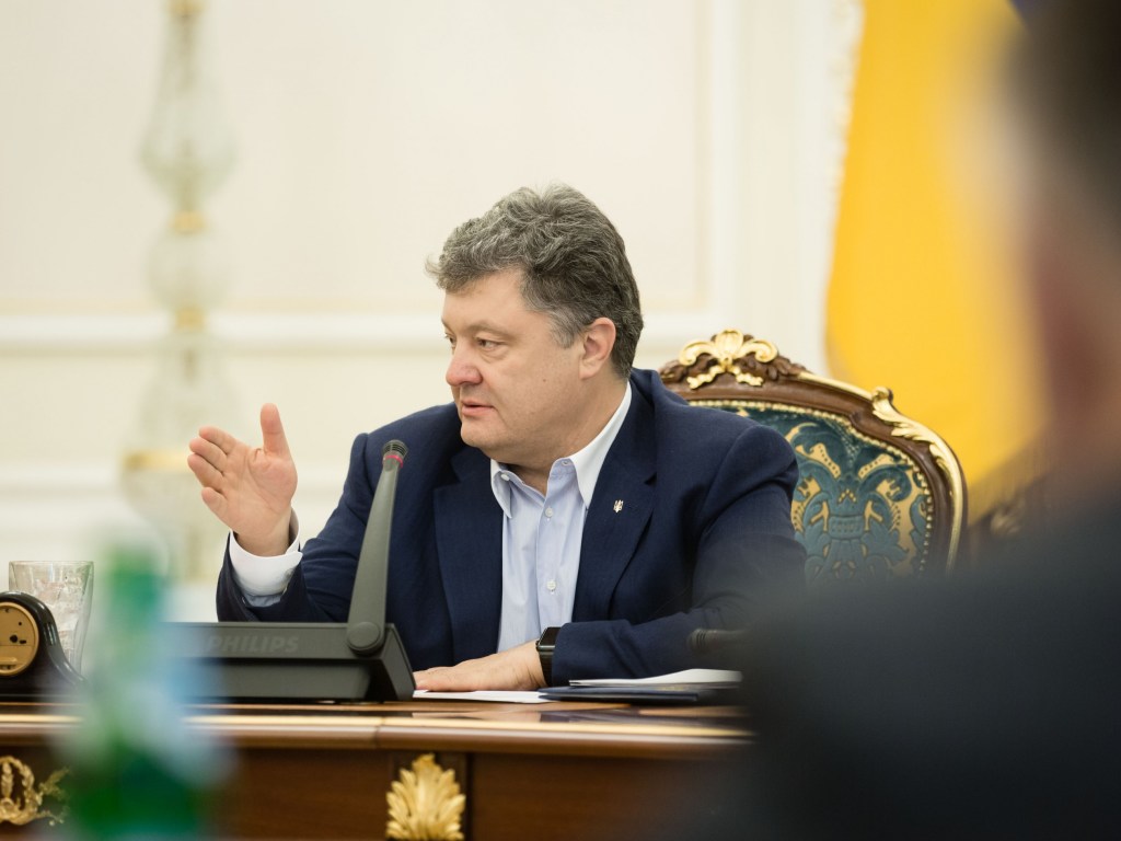 Оболонский райсуд Киева отказался повторно допрашивать Порошенко