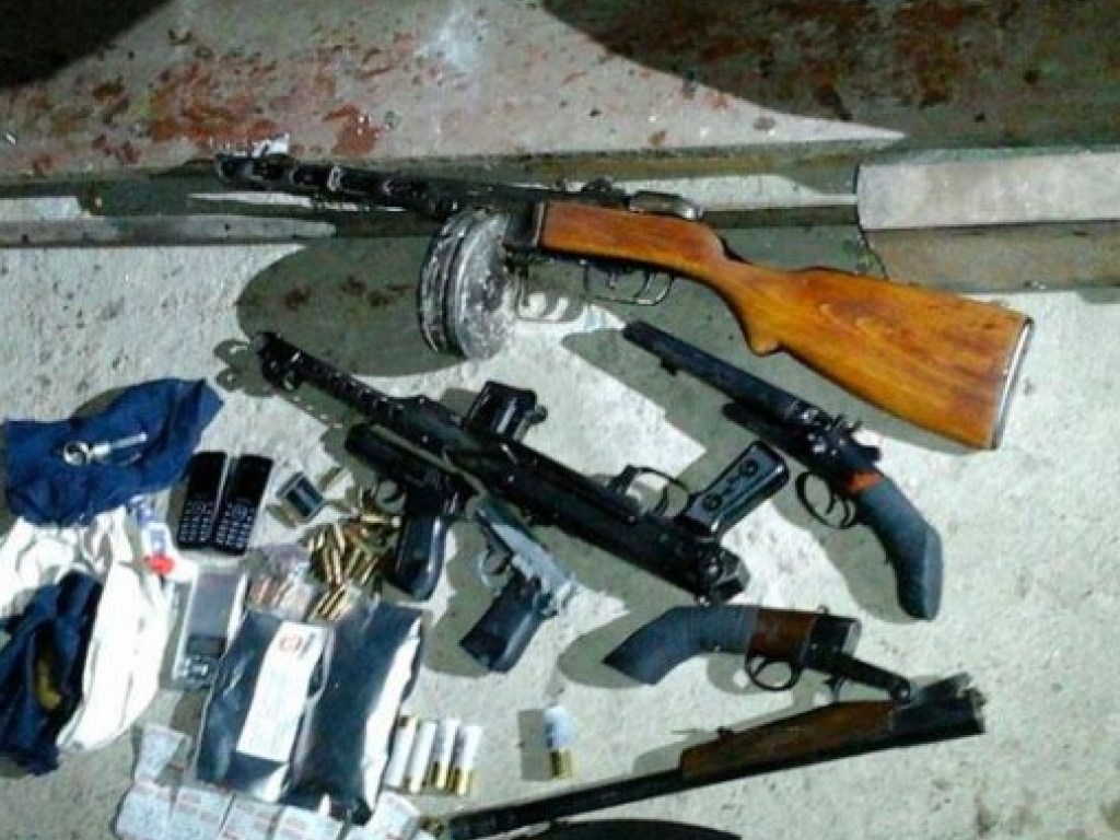 В Черновцах полицейские изъяли наркотики на миллион гривен и арсенал оружия (ФОТО)