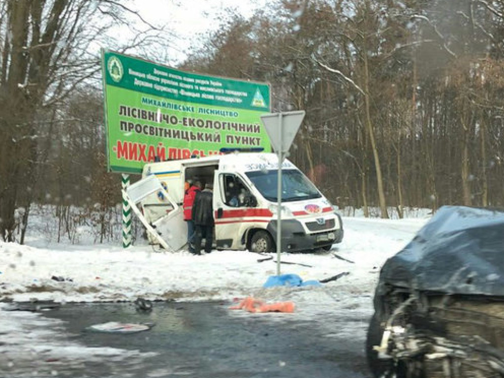 Крупное ДТП в Винницкой области: столкнулись три легковушки и машины «скорой помощи» (ФОТО)