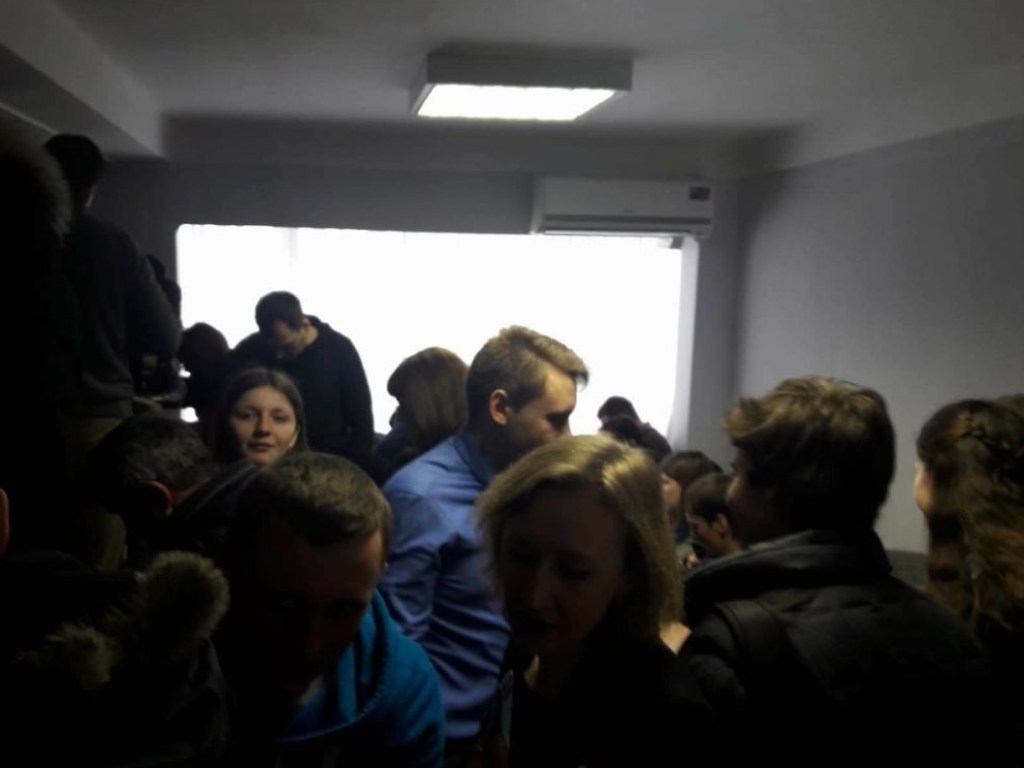 Полиция начала служебную проверку из-за обыска журналистки в Оболонском райсуде в Киеве