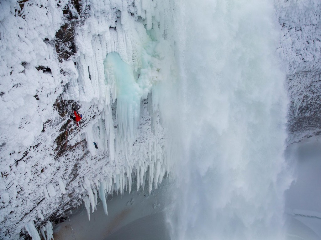 Самый большой водопад Канады покорил скалолаз