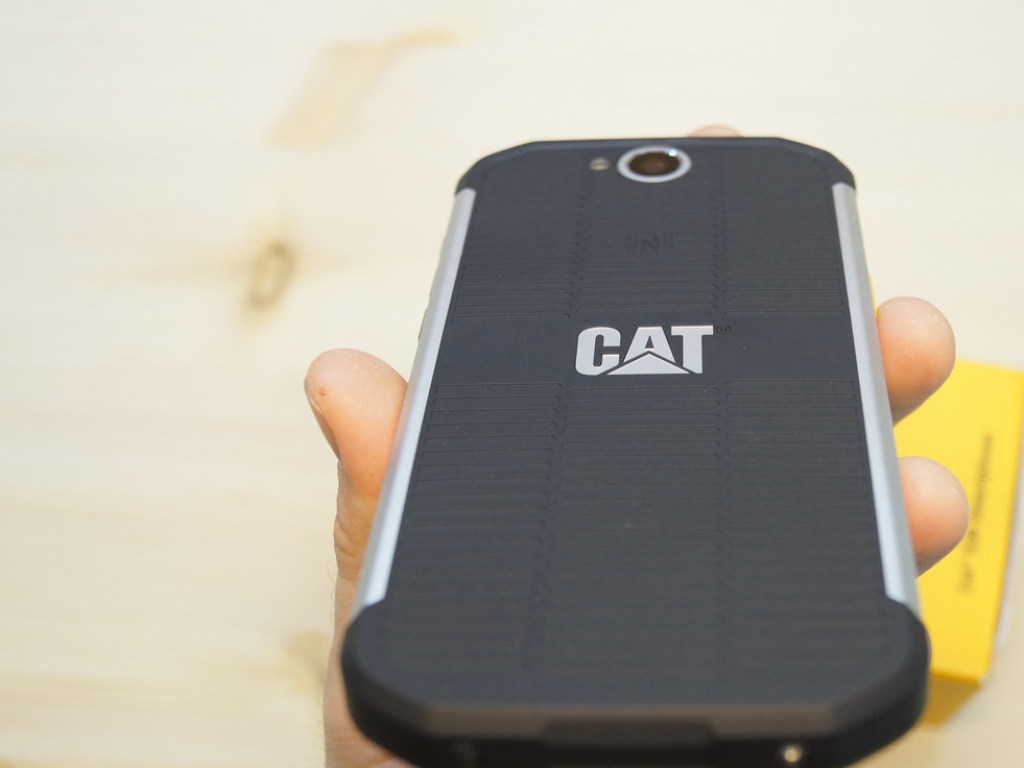 Caterpillar выпустила новый противоударный смартфон с дальномером и тепловизором