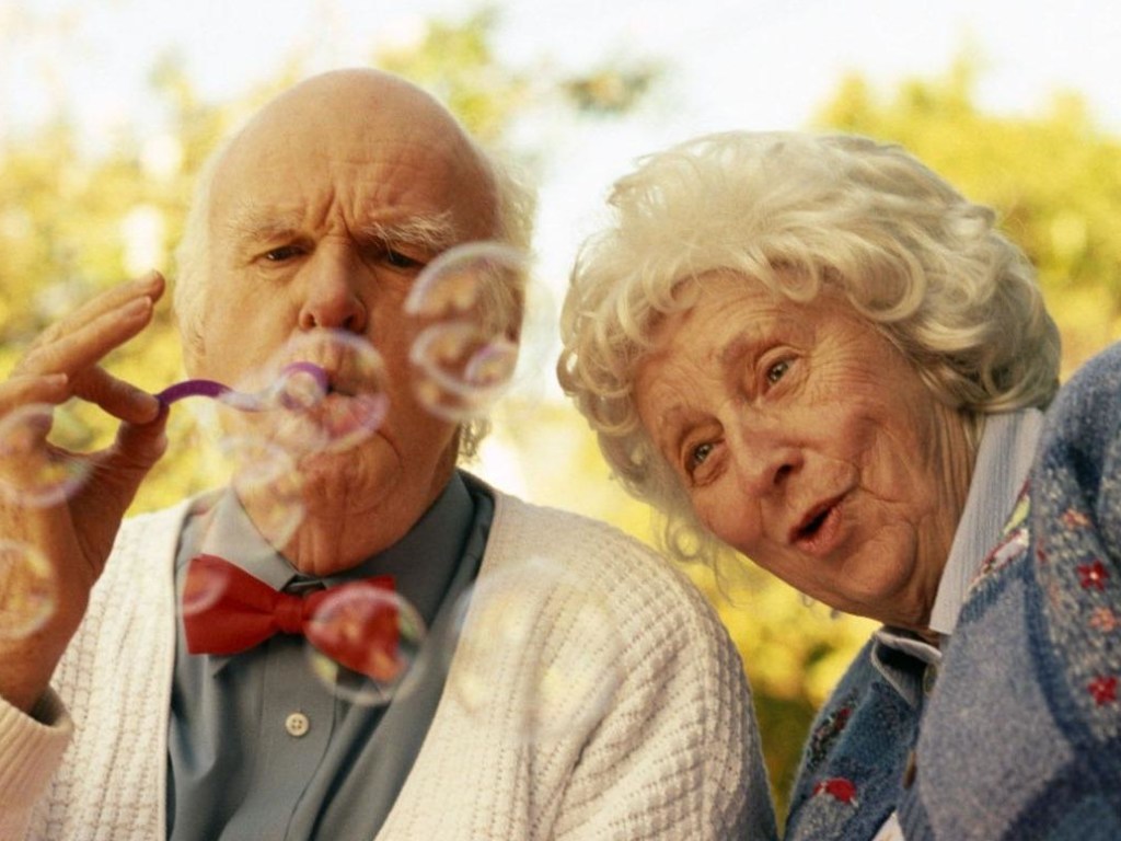Ученые: Вредные привычки улучшают жизнь пожилых людей