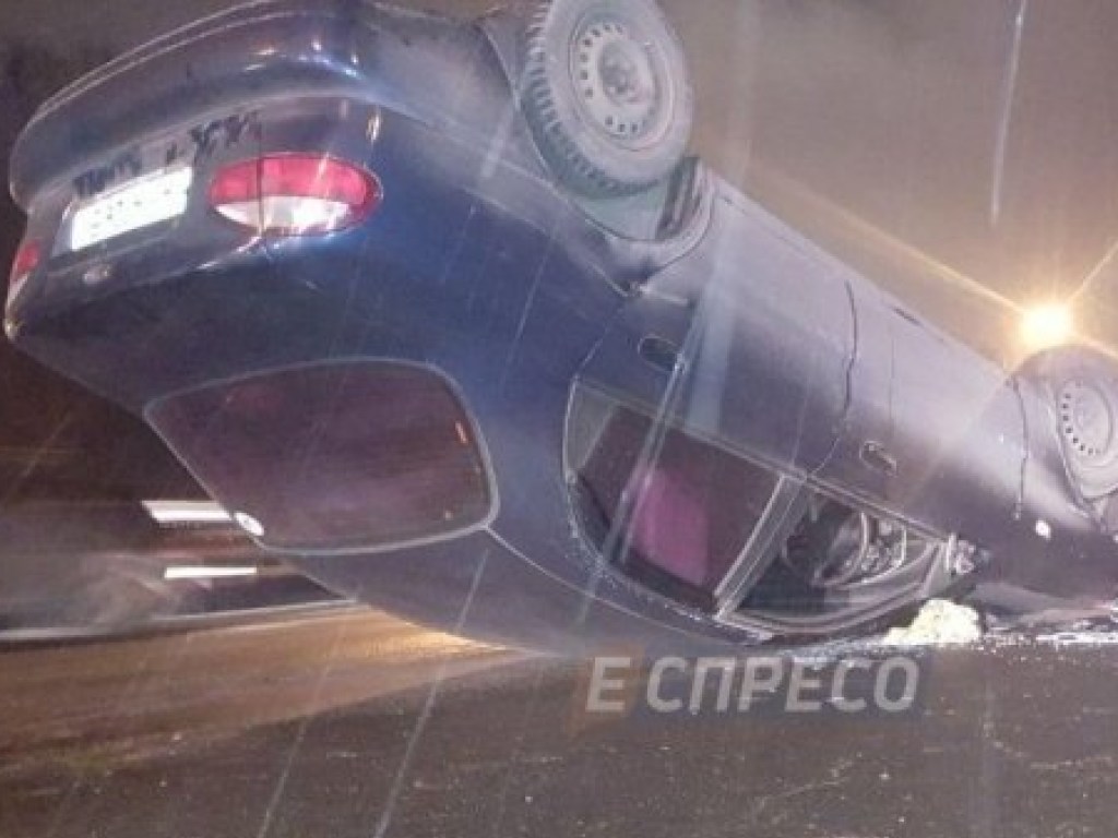 В Киеве автомобиль Lanos врезался в эвакуатор и перевернулся (ФОТО)