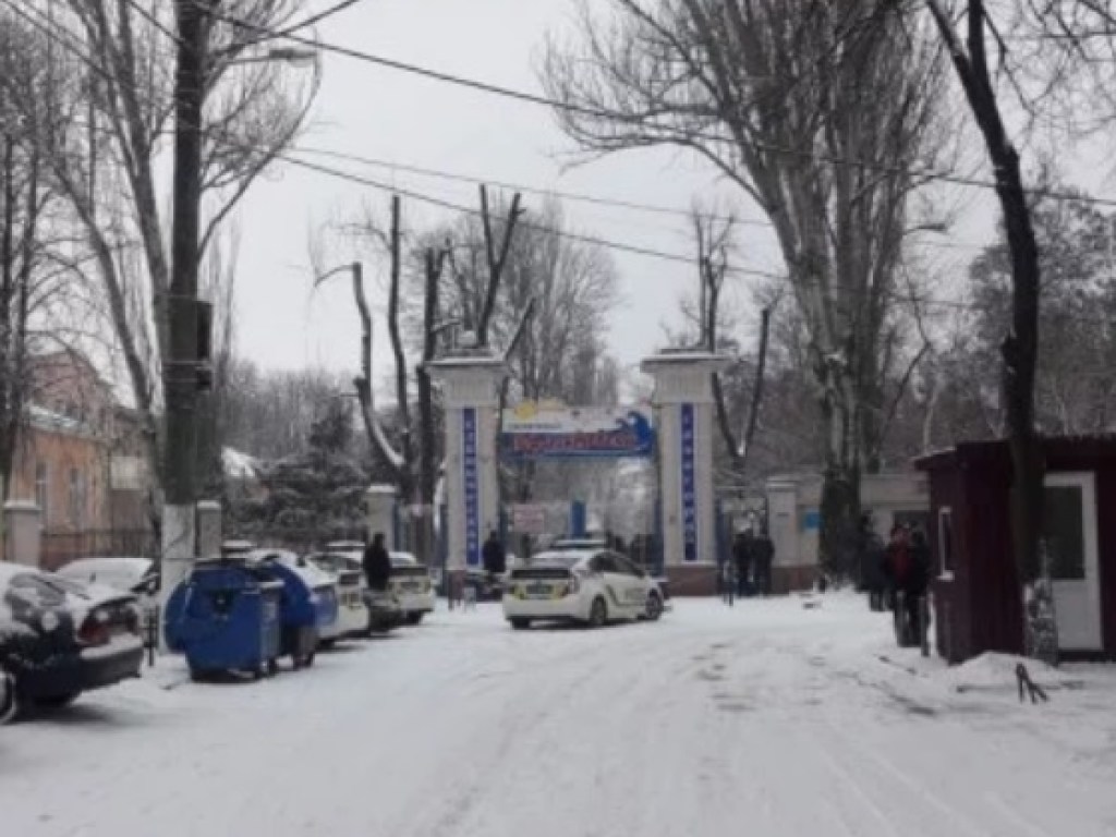 В Одессе люди в балаклавах с арматурой захватили санаторий (ФОТО)
