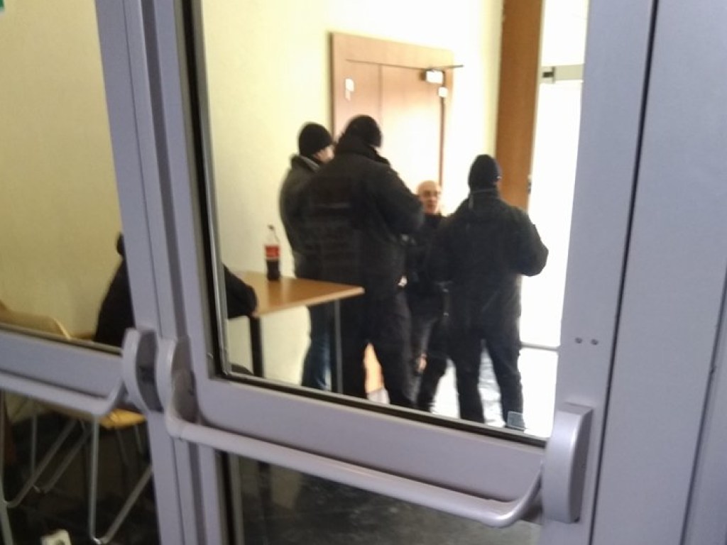 Вятрович приехал давать отчет под охраной полиции (ФОТО)