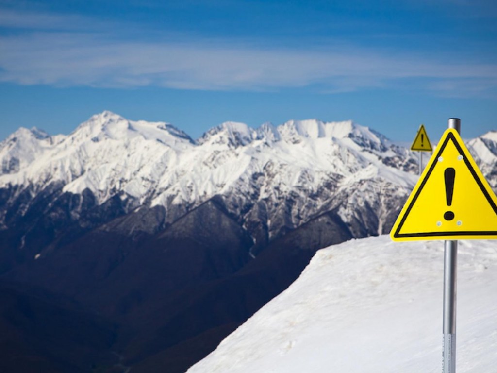 ГСЧС предупреждает об опасности схождения снежных лавин в Карпатах