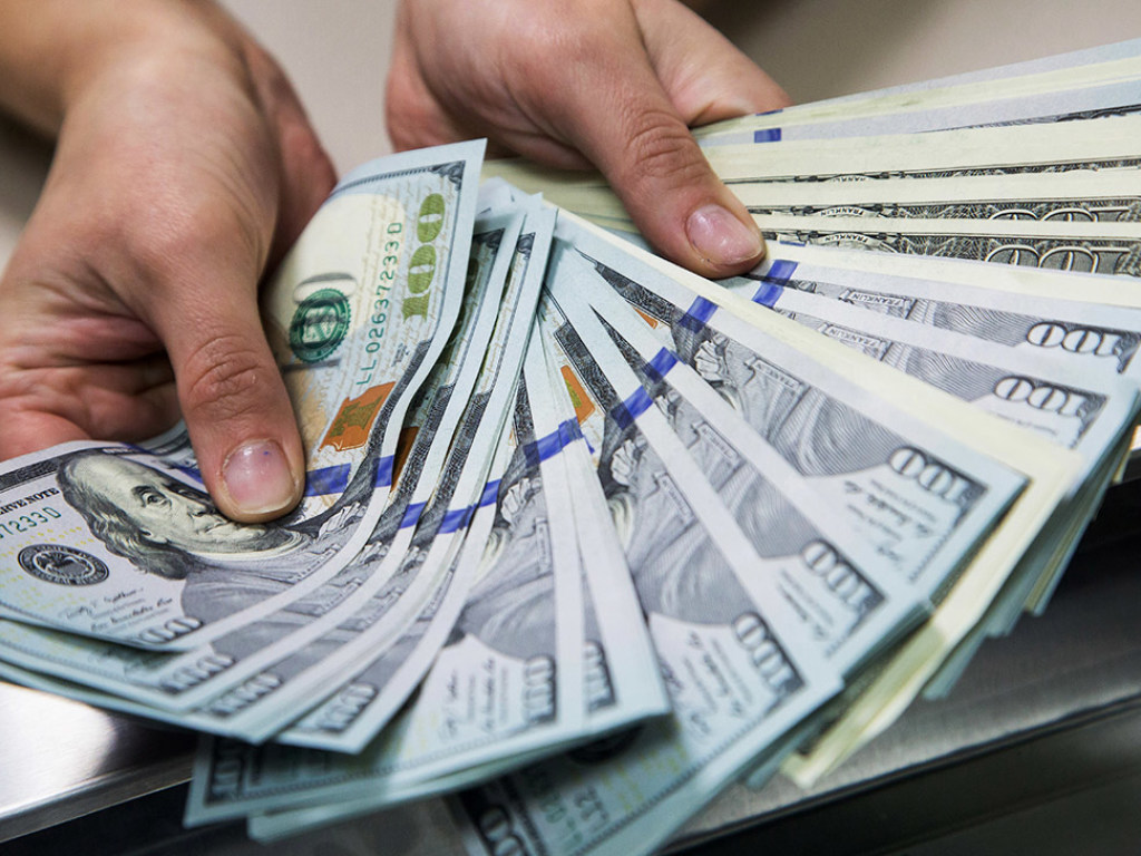 Экономист: К лету валютный курс может опуститься ниже 27 гривен за доллар