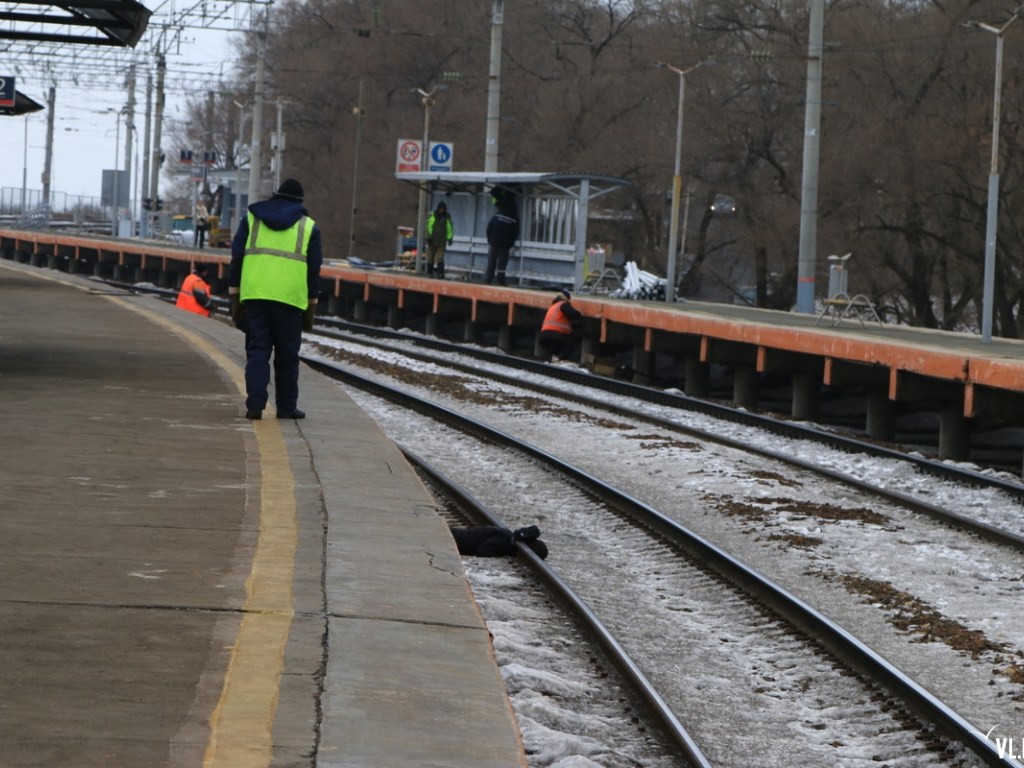 Под Киевом поезд насмерть сбил юношу в наушниках