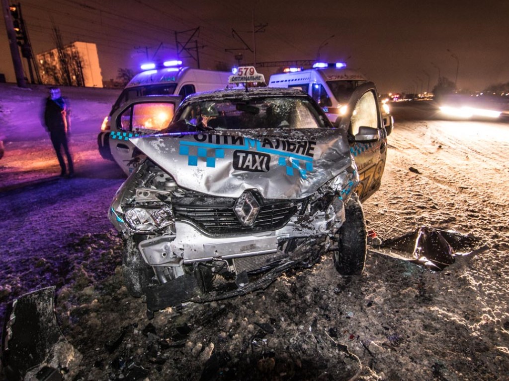 В районе Дарницкого моста в Киеве произошло ДТП с участием такси, пассажир попал в больницу (ФОТО)