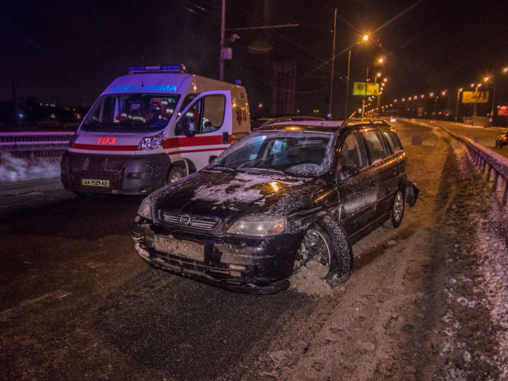 На съезде с Северного моста в Киеве Dacia на большой скорости врезался в припаркованный Opel (ФОТО, ВИДЕО)